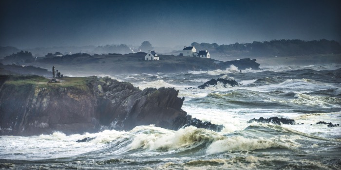 La tempête attaque la côte